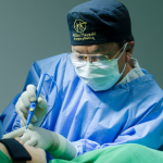 Dr. Milton Seigi Hayashi orienta sobre os cuidados com o uso de medicamentos antes de uma cirurgia plástica.