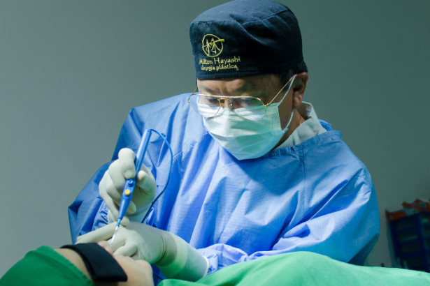 Dr. Milton Seigi Hayashi orienta sobre os cuidados com o uso de medicamentos antes de uma cirurgia plástica.