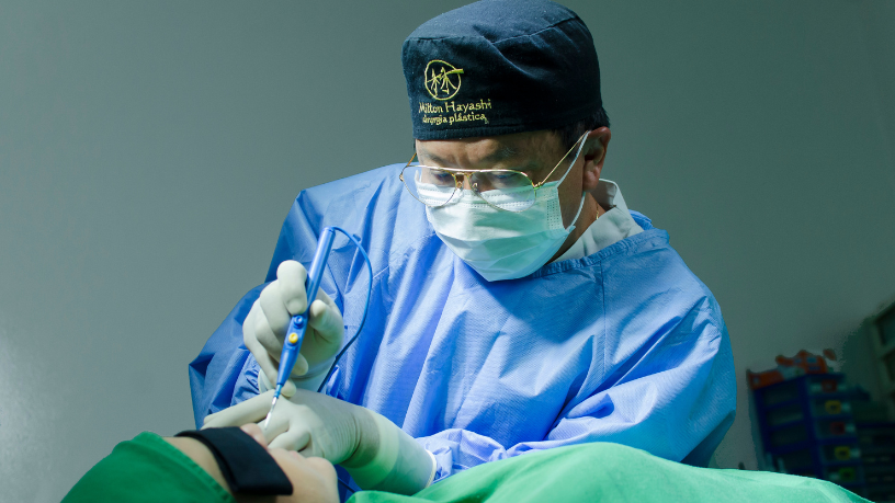 Dr. Milton Seigi Hayashi orienta sobre os cuidados com o uso de medicamentos antes de uma cirurgia plástica.