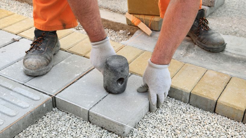 Da preparação do solo ao encaixe final, Valderci Malagosini Machado mostra os principais pontos para assegurar qualidade, estabilidade e desempenho nos pisos intertravados.