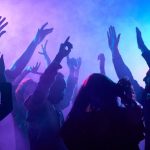 Balada eletrônica retrô com tecnologia volta a conquistar público em Curitiba e reacende a nostalgia das pistas