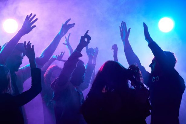 Balada eletrônica retrô com tecnologia volta a conquistar público em Curitiba e reacende a nostalgia das pistas