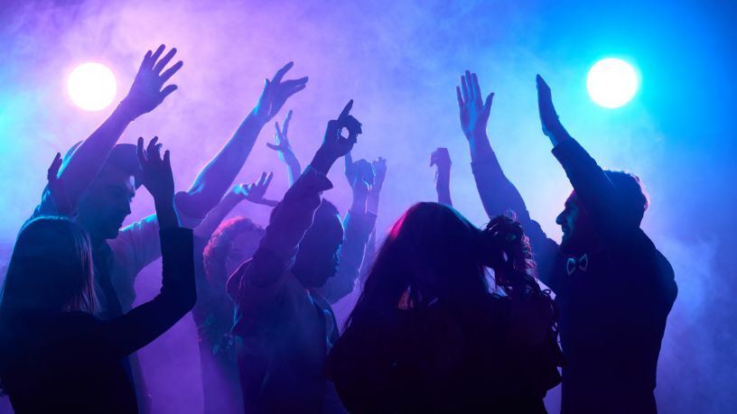 Balada eletrônica retrô com tecnologia volta a conquistar público em Curitiba e reacende a nostalgia das pistas