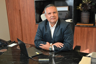 A inteligência artificial fortalece a proteção de dados modernos no setor de infraestrutura ao antecipar riscos e monitorar vulnerabilidades. Elmar Juan Passos Varjão Bomfim destaca a importância dessa tecnologia.