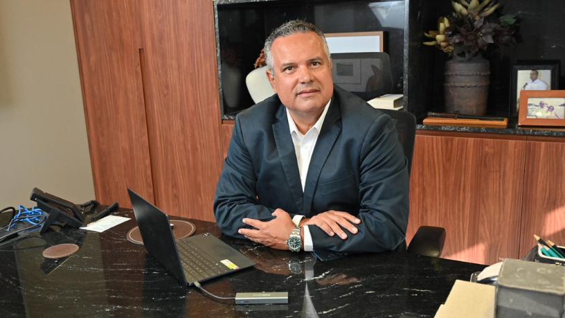 A inteligência artificial fortalece a proteção de dados modernos no setor de infraestrutura ao antecipar riscos e monitorar vulnerabilidades. Elmar Juan Passos Varjão Bomfim destaca a importância dessa tecnologia.