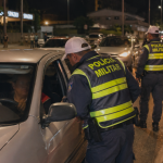 Blitze na volta das baladas reforçam combate à embriaguez ao volante e expõem desafio permanente da segurança no trânsito