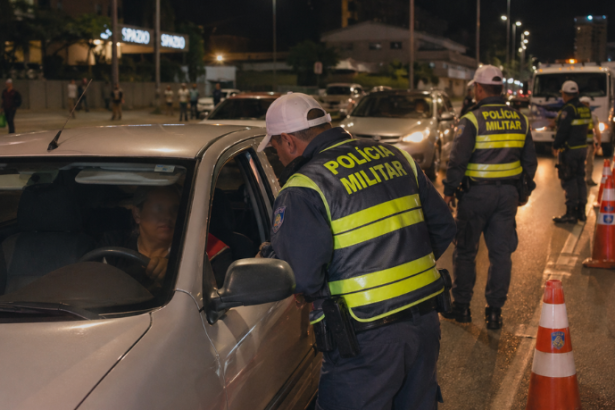 Blitze na volta das baladas reforçam combate à embriaguez ao volante e expõem desafio permanente da segurança no trânsito