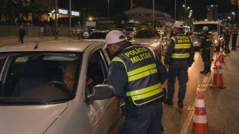 Blitze na volta das baladas reforçam combate à embriaguez ao volante e expõem desafio permanente da segurança no trânsito
