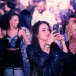 Baladas sem álcool ganham força e redefinem a vida noturna com foco em bem-estar e conexão social