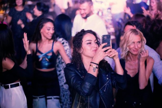 Baladas sem álcool ganham força e redefinem a vida noturna com foco em bem-estar e conexão social