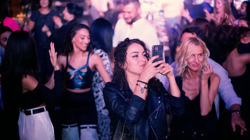 Baladas sem álcool ganham força e redefinem a vida noturna com foco em bem-estar e conexão social