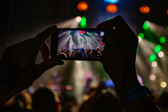 Inteligência artificial em eventos: como a nova tecnologia está transformando baladas, festivais e a experiência do público