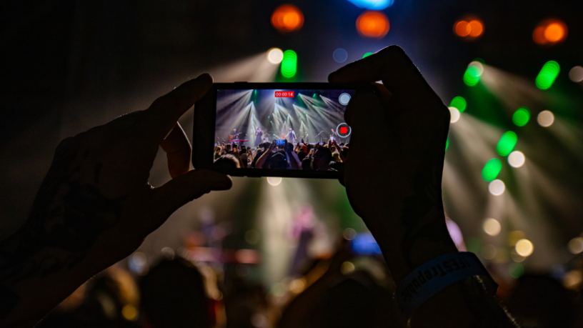 Inteligência artificial em eventos: como a nova tecnologia está transformando baladas, festivais e a experiência do público