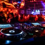 As Melhores Baladas do Mundo: Como o Mercado do Entretenimento Noturno Transforma o Turismo Global