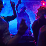 Baladas no Brasil evoluem com tecnologia, segurança e experiências: o que está mudando para quem frequenta festas