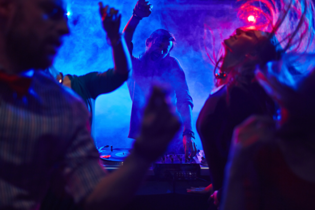 Baladas no Brasil evoluem com tecnologia, segurança e experiências: o que está mudando para quem frequenta festas