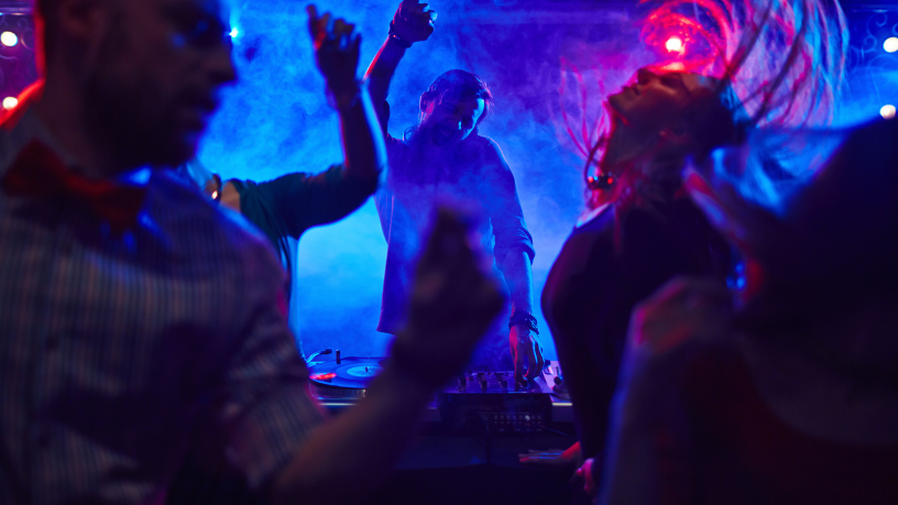 Baladas no Brasil evoluem com tecnologia, segurança e experiências: o que está mudando para quem frequenta festas
