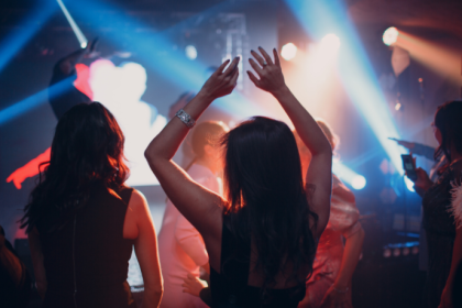 IA nas baladas: como a inteligência artificial está transformando festas, shows e a experiência do público