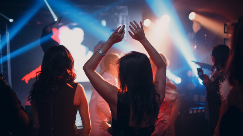 IA nas baladas: como a inteligência artificial está transformando festas, shows e a experiência do público