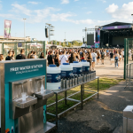 Novas regras para ingressos e água grátis mudam o que o público pode exigir em shows e festas no Brasil