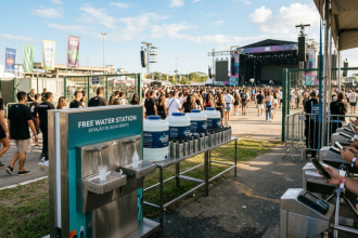 Novas regras para ingressos e água grátis mudam o que o público pode exigir em shows e festas no Brasil