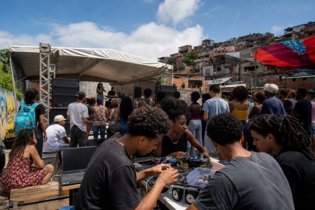 Público participa de festival cultural com atividades de tecnologia e inovação em território periférico