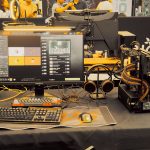 Equipamentos e acessórios para jogos exibidos em uma exposição de tecnologia.
