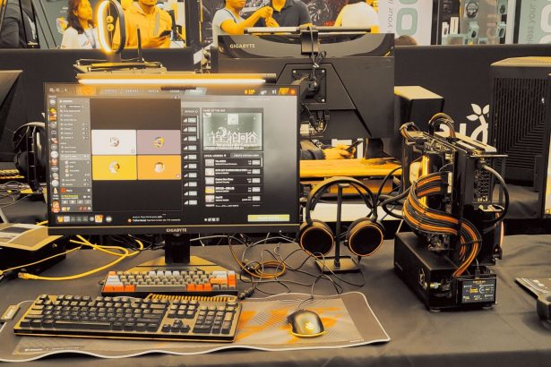 Equipamentos e acessórios para jogos exibidos em uma exposição de tecnologia.