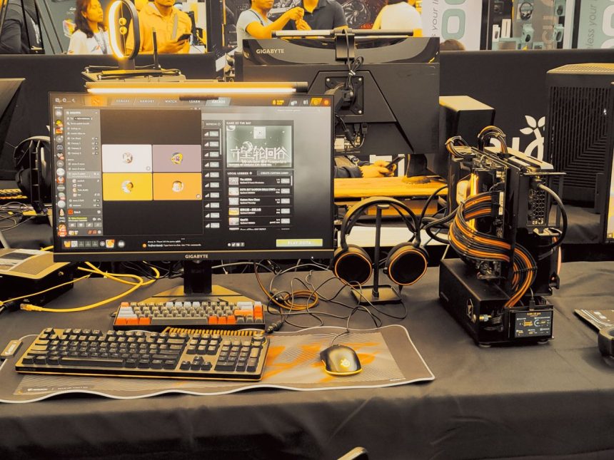 Equipamentos e acessórios para jogos exibidos em uma exposição de tecnologia.